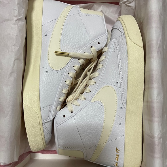 NWT Nike women sneakers blazer mid 77 VNTG EMB whit charm Limited Edition - Picture 9 of 11